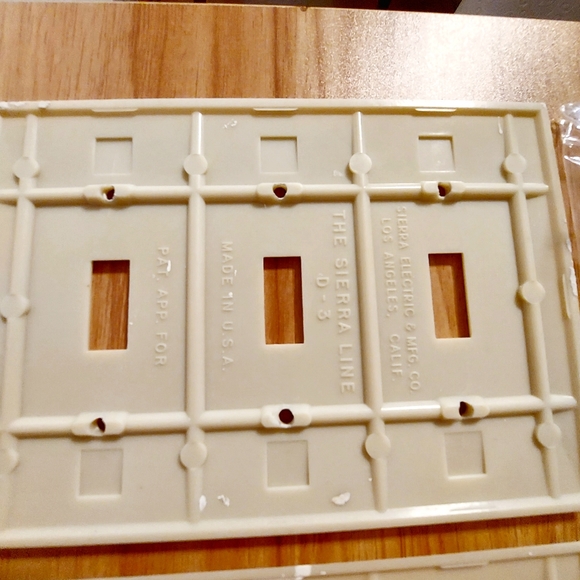 10 Piece Lot: Assortment of Ivory Bakelite Art Deco Wall Plate Electrical Covers - Picture 3 of 4